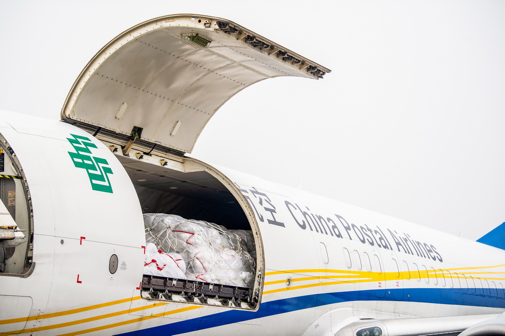 12月9日在重庆江北国际机场拍摄的中国邮政“重庆至仰光”国际货邮航线首航货机。