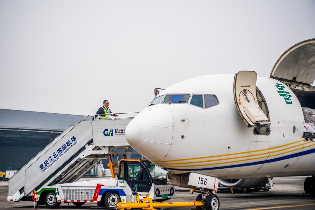 12月9日，中国邮政“重庆至仰光”国际货邮航线飞机在重庆江北国际机场等待执行首飞任务。
