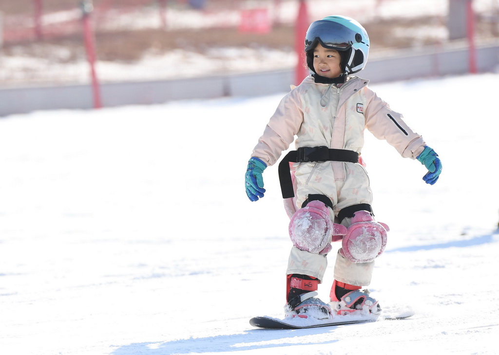 12月9日，一名小朋友在北京渔阳国际滑雪场滑雪。