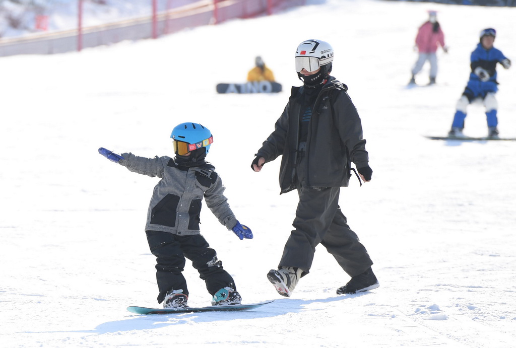 12月9日，市民在北京渔阳国际滑雪场滑雪。