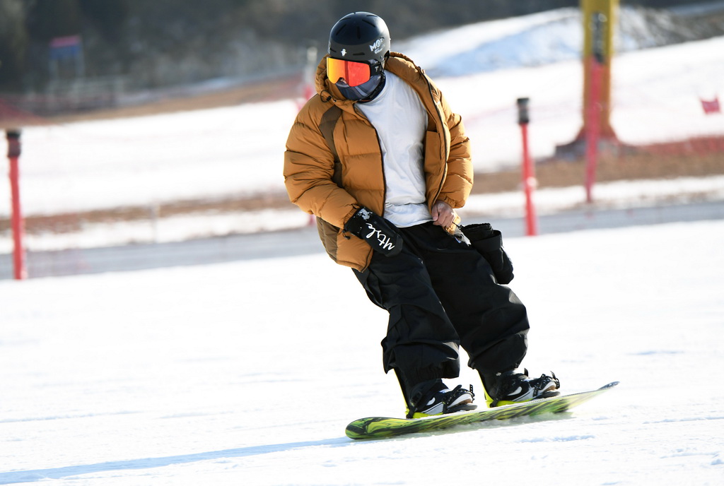 12月9日，市民在北京渔阳国际滑雪场滑雪。
