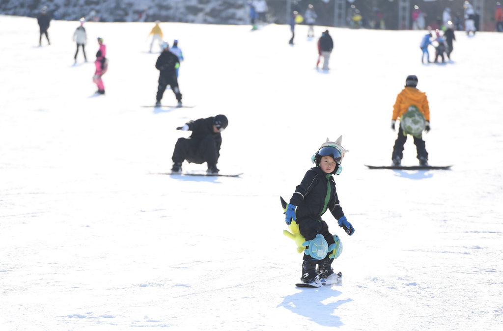 12月9日，市民在北京漁陽國際滑雪場滑雪。