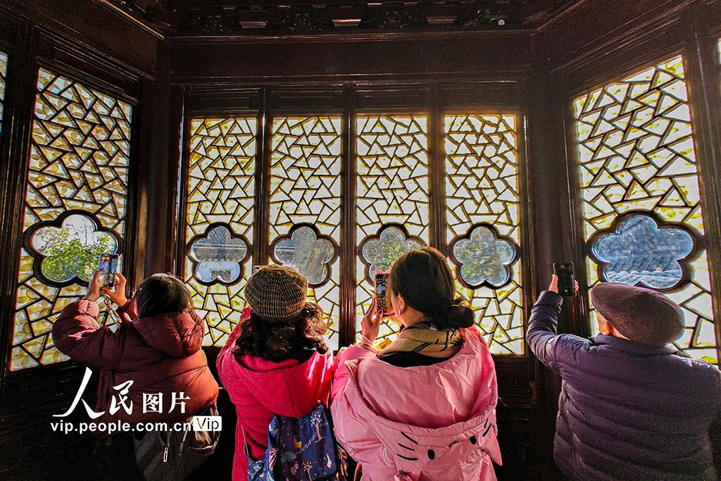 江苏苏州:拙政园宜两亭重新对外开放 游客大排长队争相打卡【3】