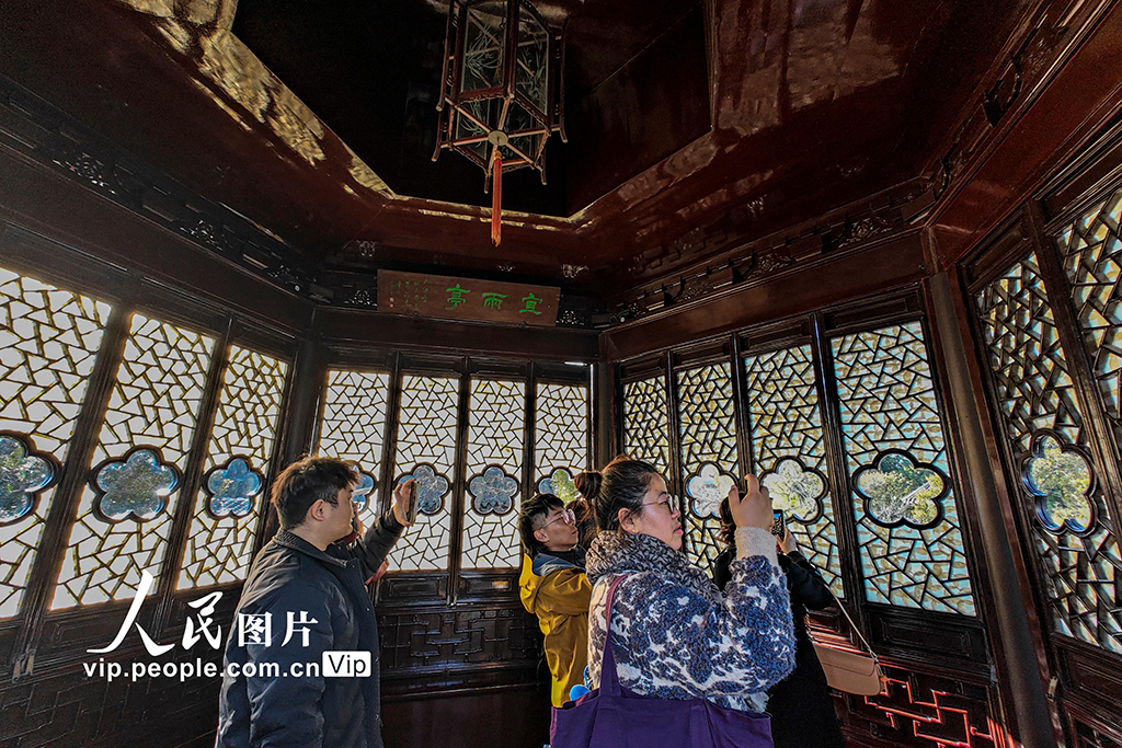 江苏苏州:拙政园宜两亭重新对外开放 游客大排长队争相打卡【4】