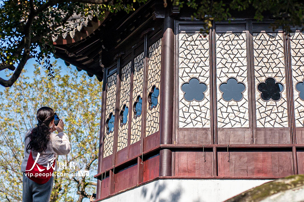 江苏苏州：拙政园宜两亭重新对外开放 游客大排长队争相打卡