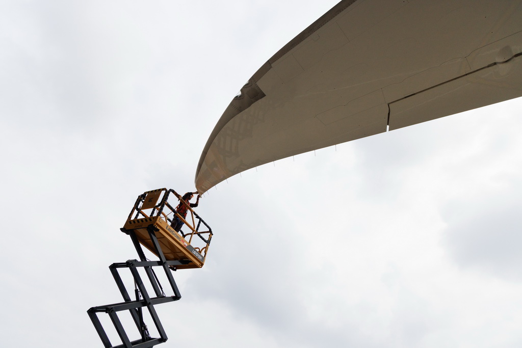 12月9日,工作人员在海南自贸港一站式飞机维修产业基地维修飞机。