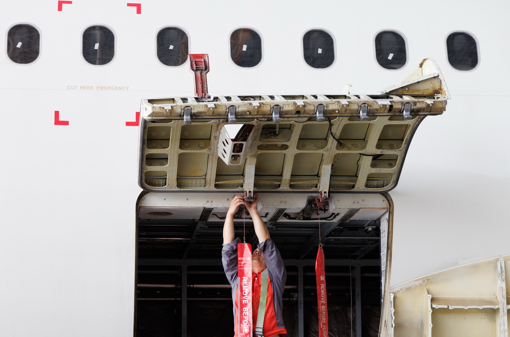 12月9日,工作人员在海南自贸港一站式飞机维修产业基地维修飞机。