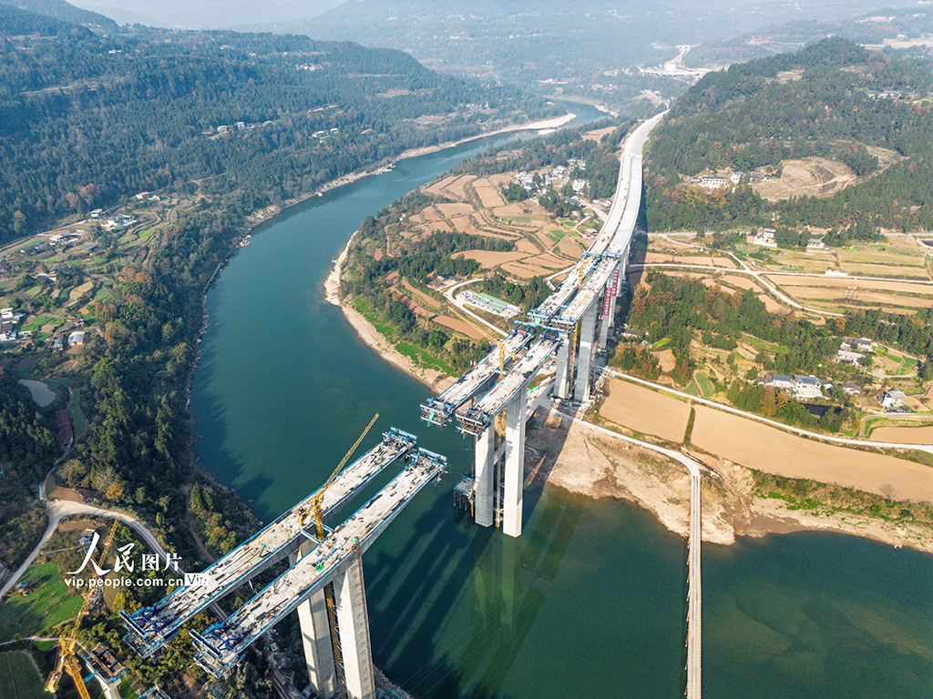 四川通江：镇广高速东山通江河特大桥建设加速【2】