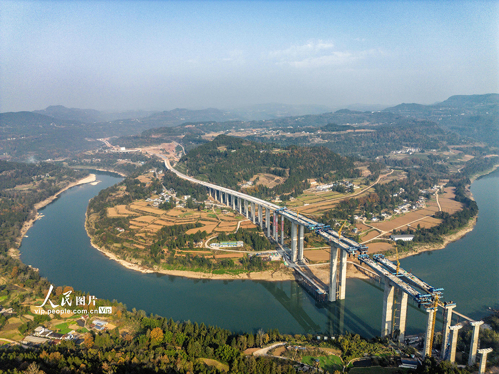 四川通江：镇广高速东山通江河特大桥建设加速
