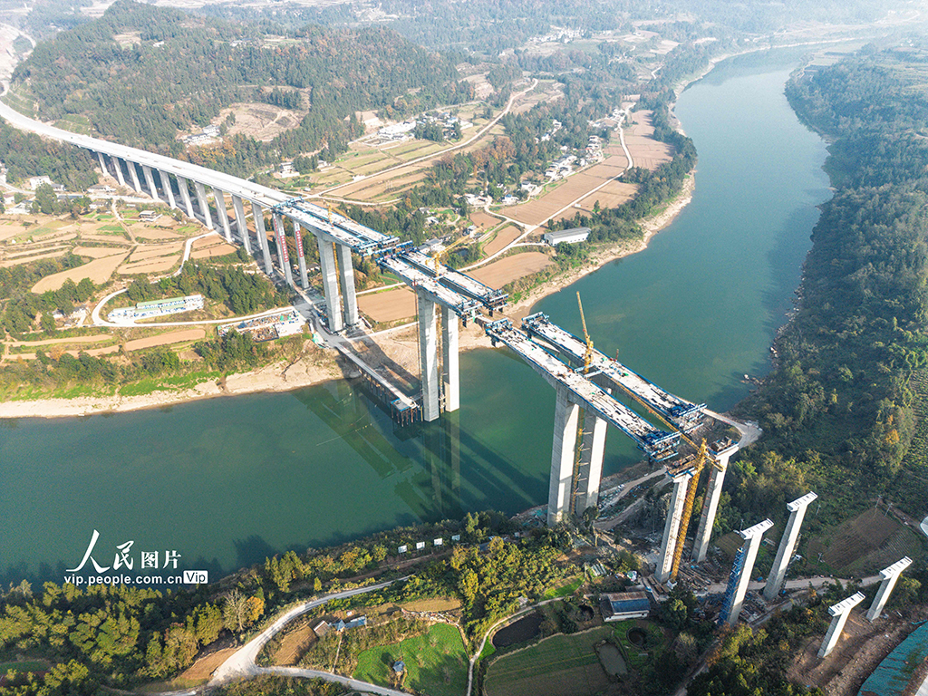 四川通江：镇广高速东山通江河特大桥建设加速【3】