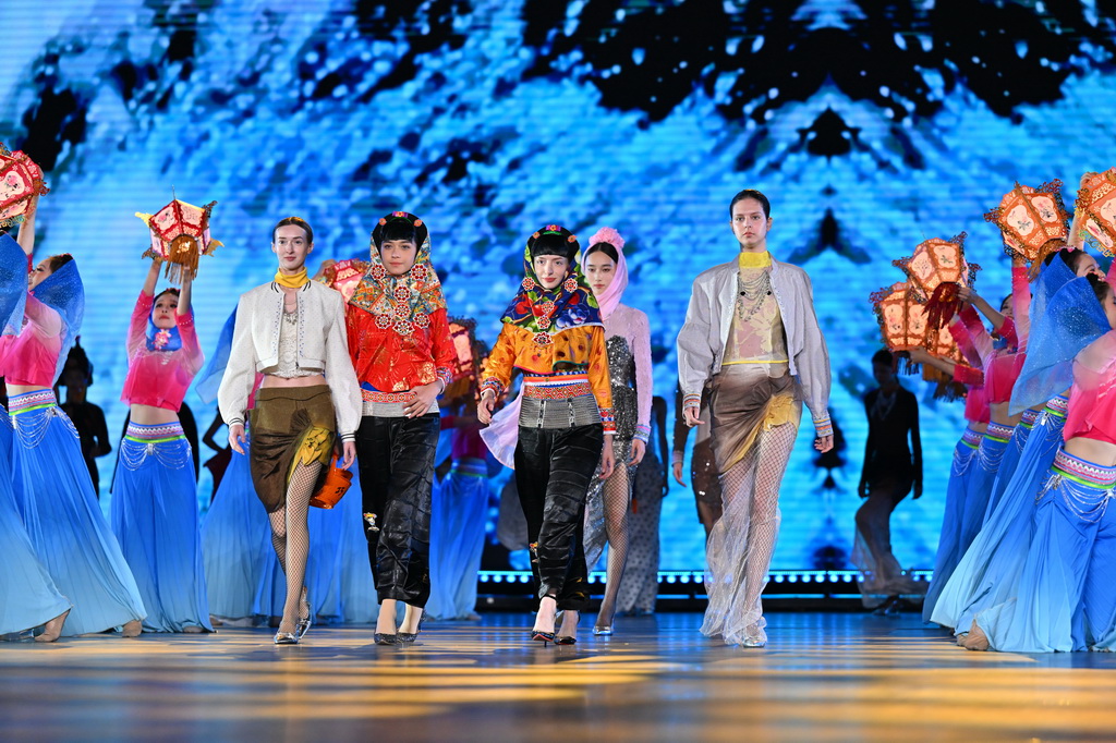 12月11日，模特及演员在2025年海上丝绸之路国际文化旅游节开幕式上共同演绎非遗时尚秀。