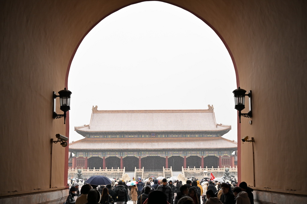 12月12日，游客冒雪参观北京故宫。新华社记者 李鑫 摄