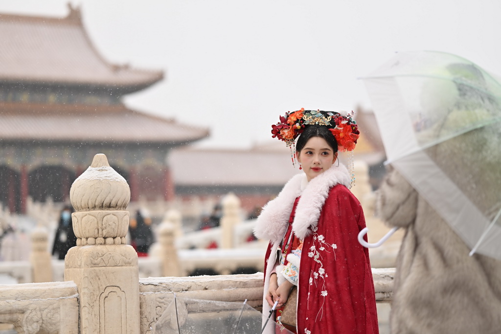 12月12日，游客在北京故宫赏雪拍照。新华社记者 李鑫 摄