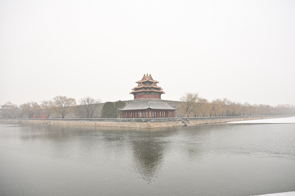 12月12日拍摄的北京故宫角楼雪景。新华社记者 李鑫 摄