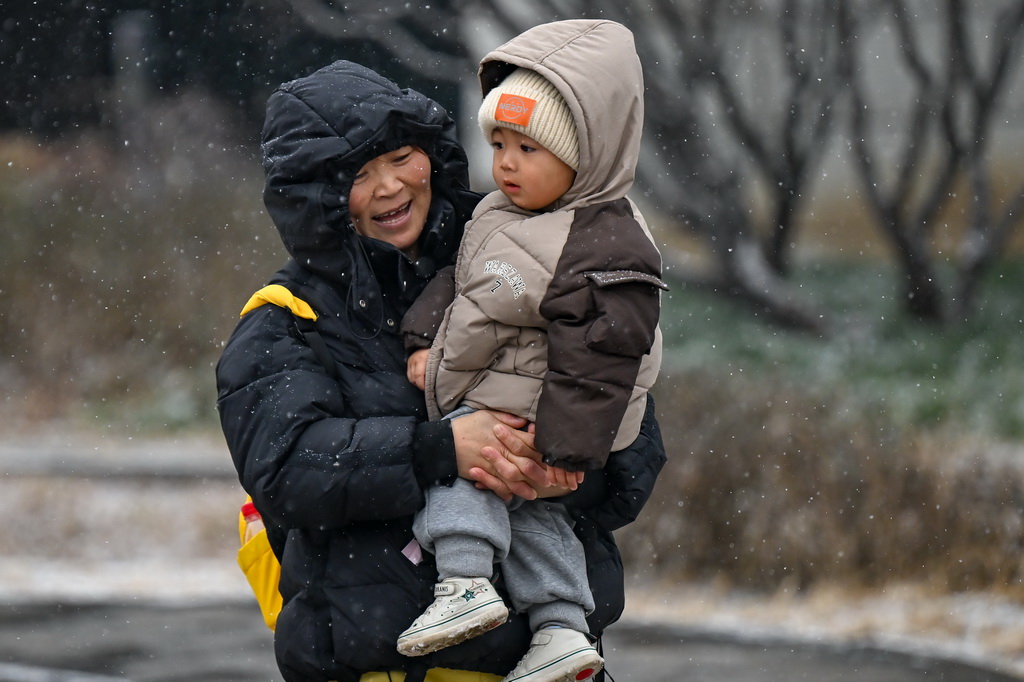 12月12日，游客冒雪在中国园林博物馆参观游览。新华社记者 张铖 摄