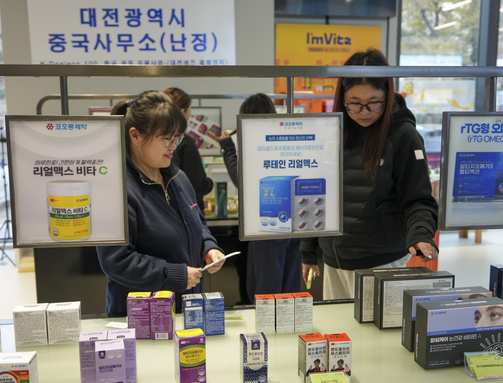 12月9日，人们在威海市智慧谷街区的商店内选购韩国进口商品。