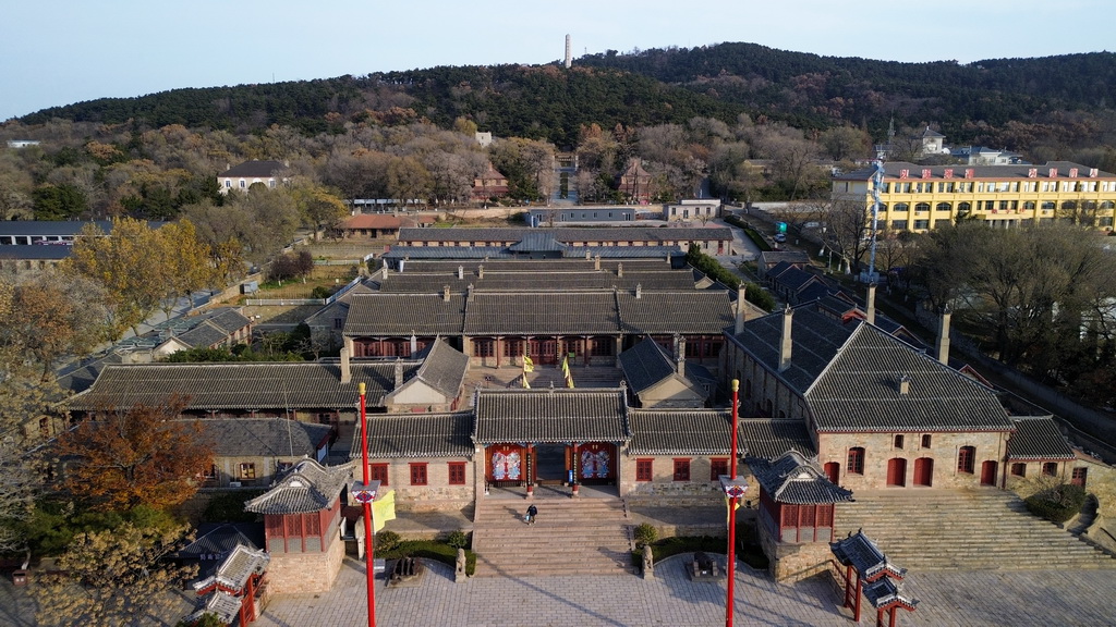 这是12月10日拍摄的威海刘公岛上的海军公所历史遗存（无人机照片）。