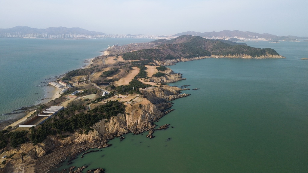 这是12月10日拍摄的威海刘公岛（无人机照片）。