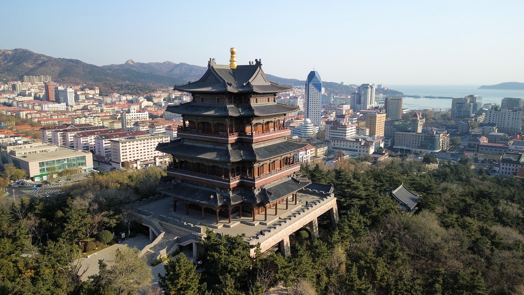 这是12月9日拍摄的威海市环翠楼(无人机照片)。