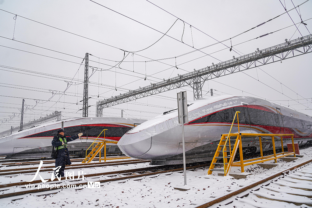 河南鄭州：全力應對寒潮降雪天氣 保障動車組運行安全