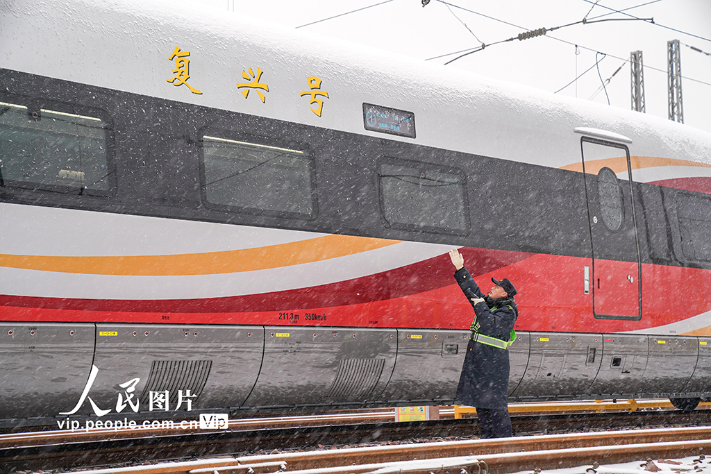 河南鄭州:全力應對寒潮降雪天氣 保障動車組運行安全【2】