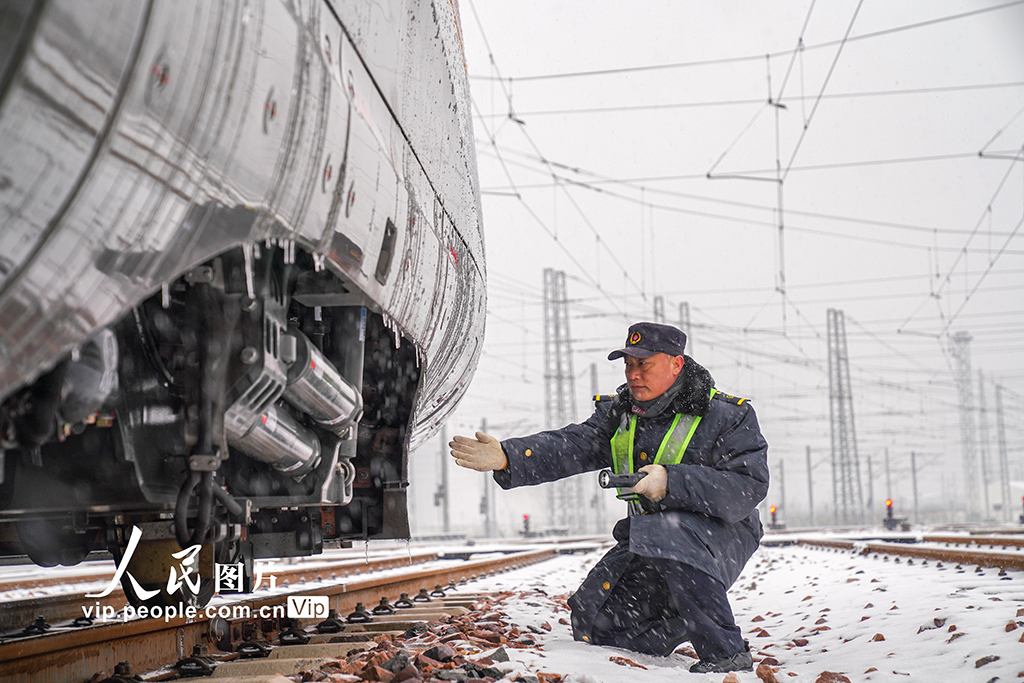 河南鄭州：全力應對寒潮降雪天氣 保障動車組運行安全【3】