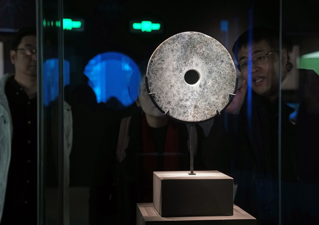 12月12日，参加媒体预览的人员在观看玉璧。