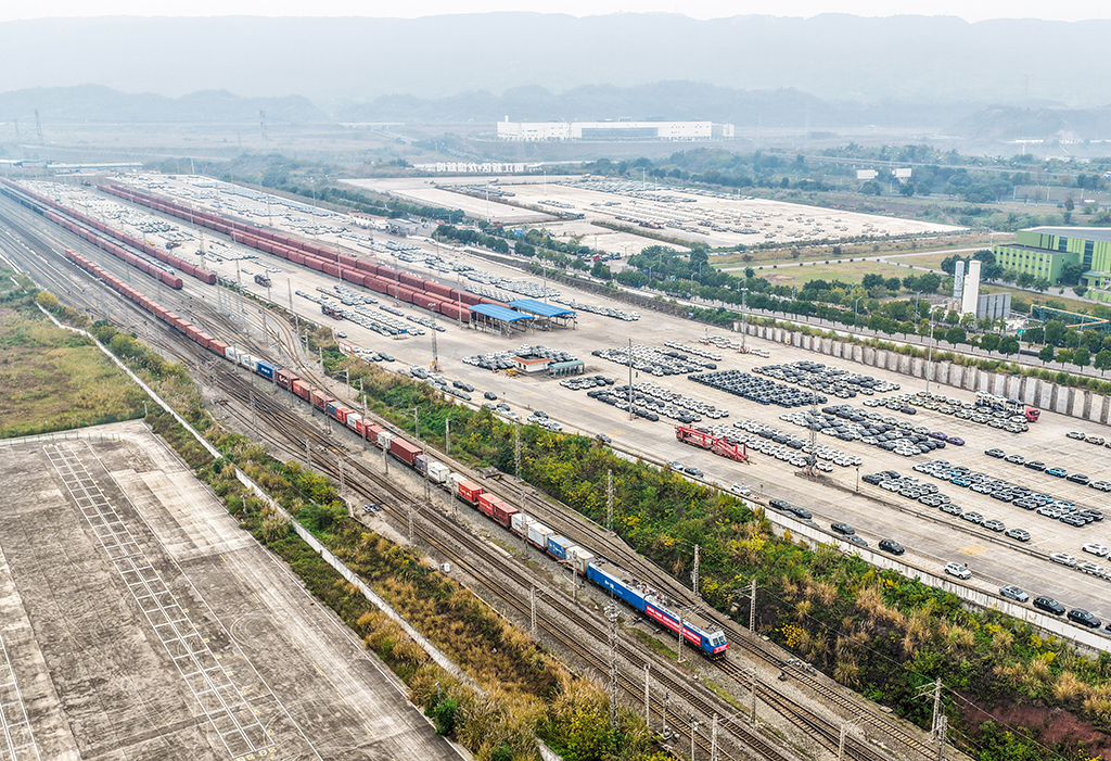 12月15日，中新多式联运示范项目重庆—东南亚班列在重庆鱼嘴站顺利发车（无人机照片）。