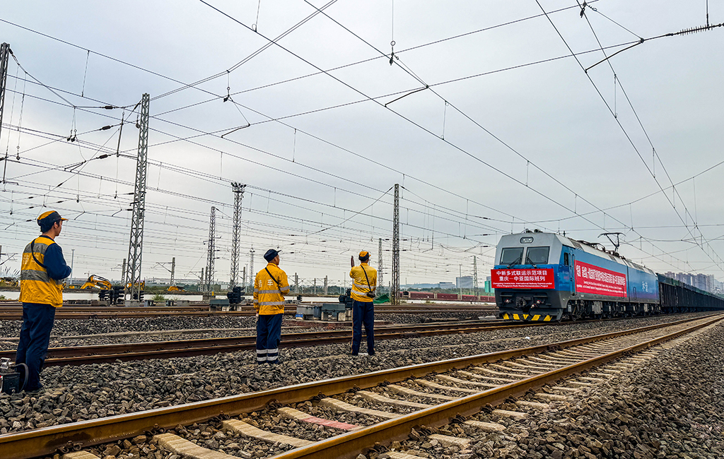 12月13日，工作人员在重庆鱼嘴站为中新多式联运示范项目重庆—中亚国际班列发车做整备工作。