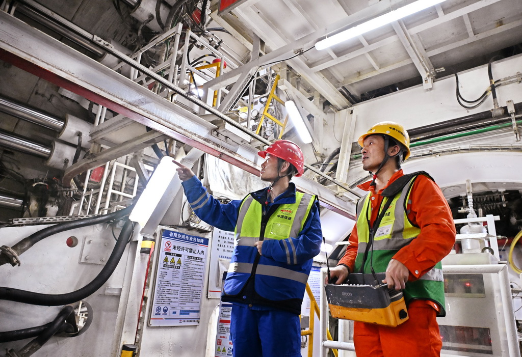 12月15日，中鐵十四局建設者在海平面下91米進行施工作業。