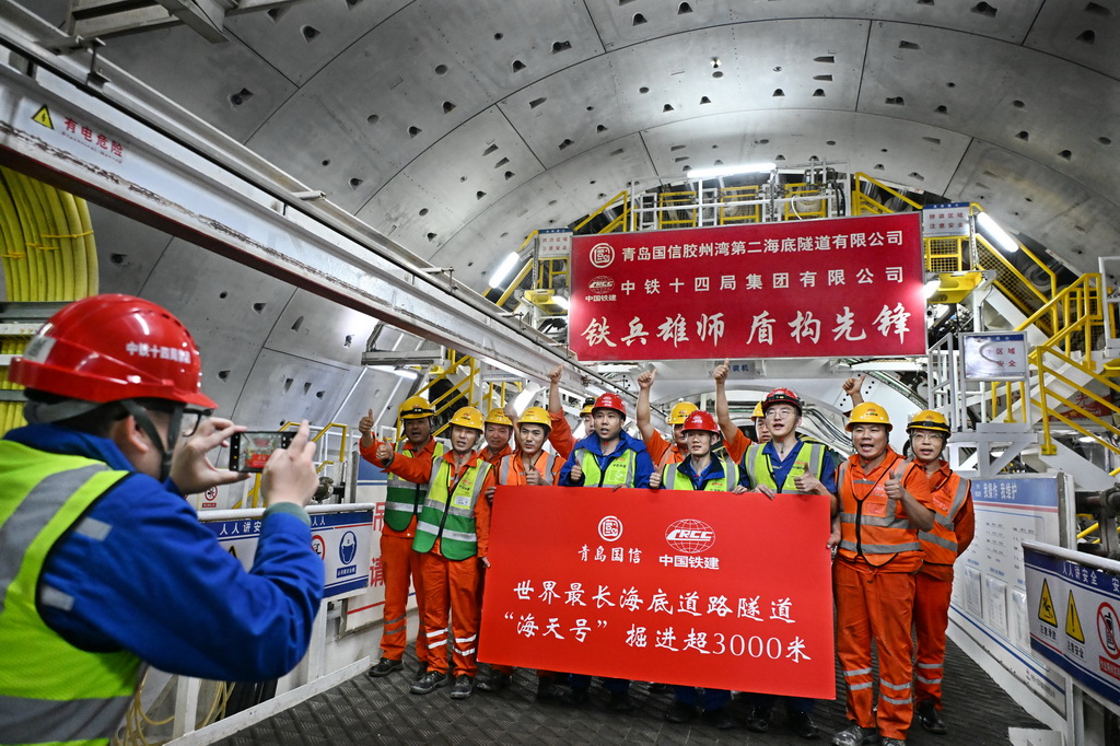 12月15日，中铁十四局建设者庆祝掘进突破3000米大关。