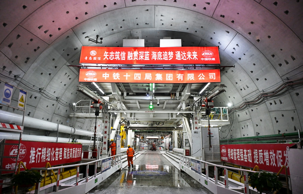 12月15日拍攝的青島膠州灣第二隧道南線主線隧道盾構段作業面。