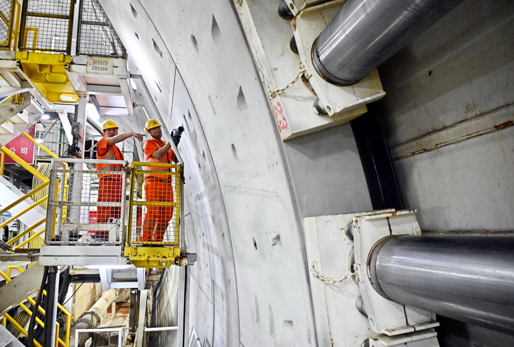 12月15日，中鐵十四局建設者在海平面下91米進行管片安裝作業。