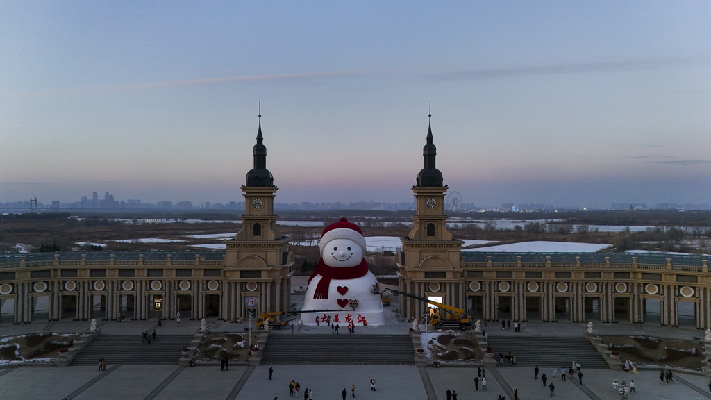 这是12月15日在哈尔滨市群力音乐公园拍摄的大雪人（无人机照片）。新华社记者 王松 摄