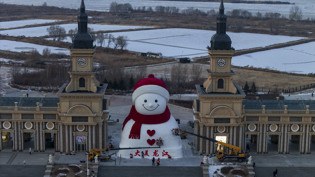 這是12月15日在哈爾濱市群力音樂公園拍攝的大雪人（無人機照片）。新華社記者 王鬆 攝
