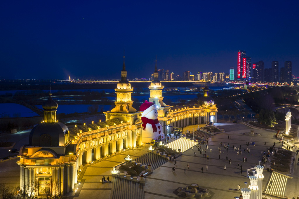 12月15日，游客在哈爾濱市群力音樂公園參觀大雪人（無人機照片）。新華社記者 張濤 攝