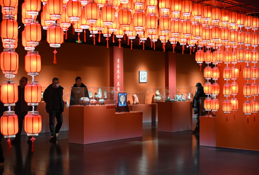 12月15日，觀眾參觀展覽。