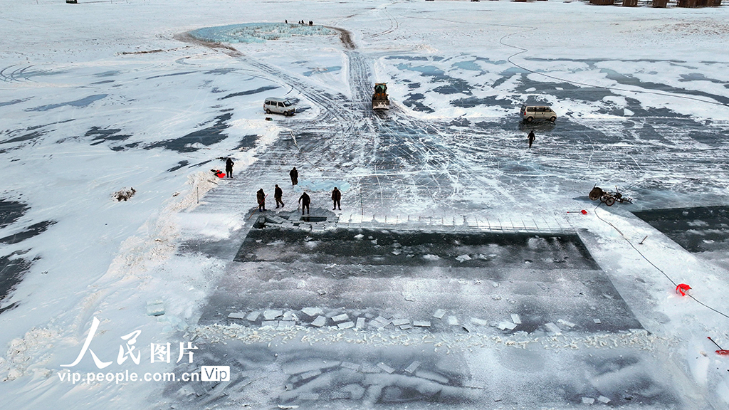 新疆巴里坤:冬湖取冰【4】