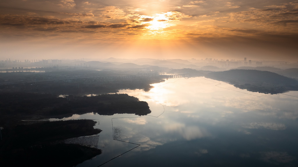 12月16日拍摄的武汉市东湖风景区一角(无人机照片)。新华社记者 肖艺九 摄