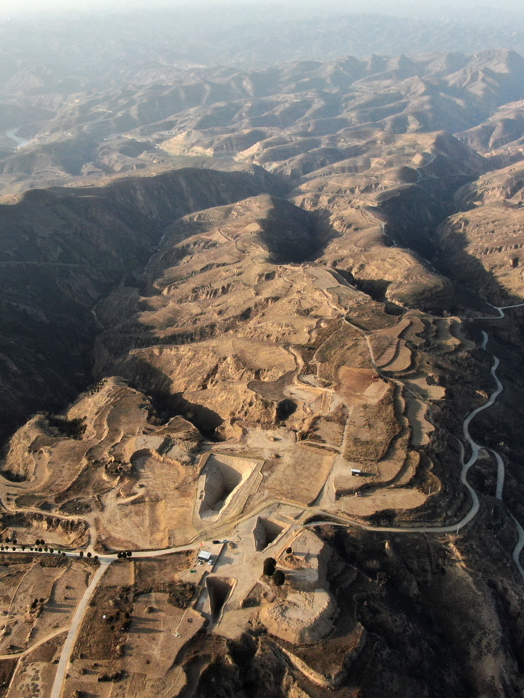 12月8日拍摄的陕西清涧瓦窑沟墓地（无人机照片）。