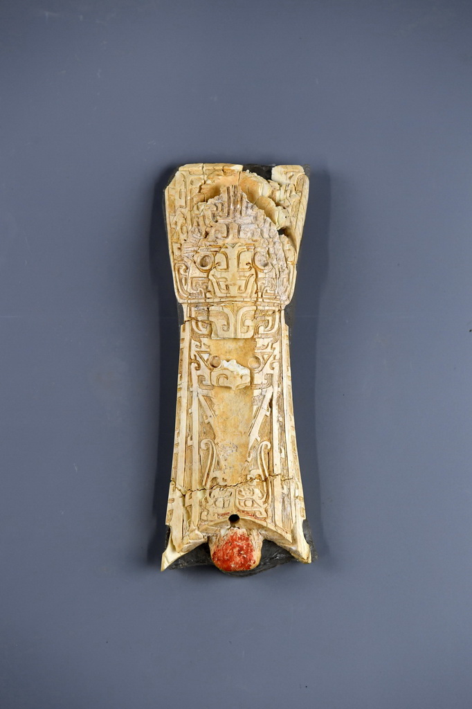 12月8日拍摄的陕西清涧瓦窑沟墓地出土雕花象牙器。