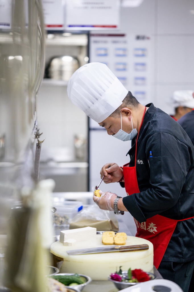12月13日，在四川省广元市剑阁县的一家餐馆，厨师在制作豆腐宴菜品。新华社记者 连振 摄