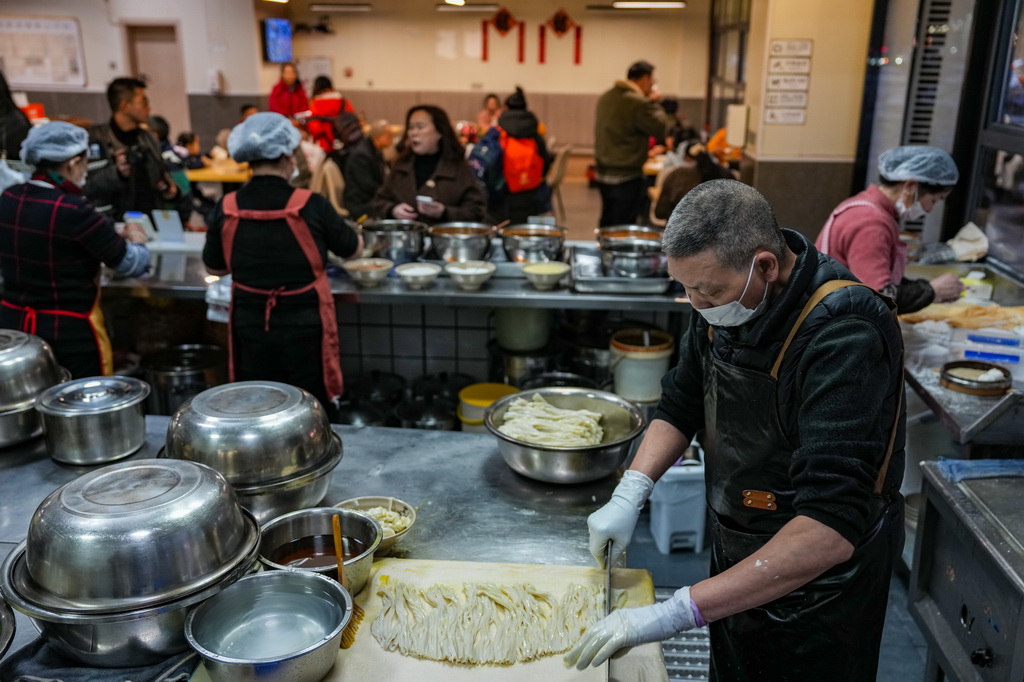 12月12日，在四川省广元市一家凉面馆，工作人员在切凉面。新华社记者 黄伟 摄
