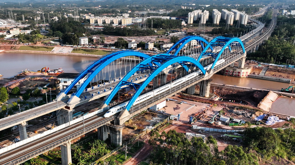 这是建设中的钦江铁路双线特大桥(12月17日摄,无人机照片)。新华社记者 张爱林 摄