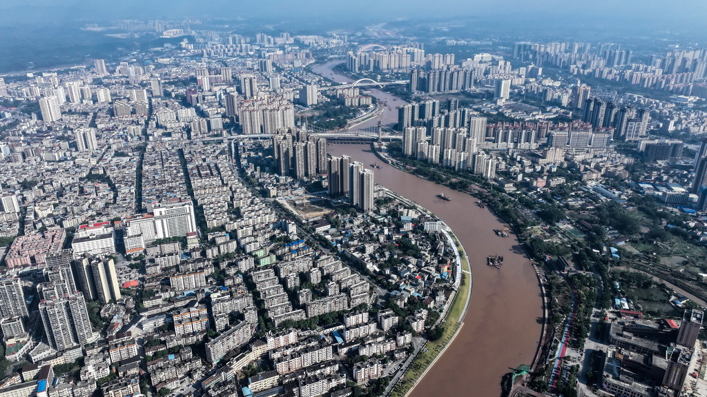 这是流经钦州市区的平陆运河航道（12月17日摄，无人机照片）。新华社记者 张爱林 摄