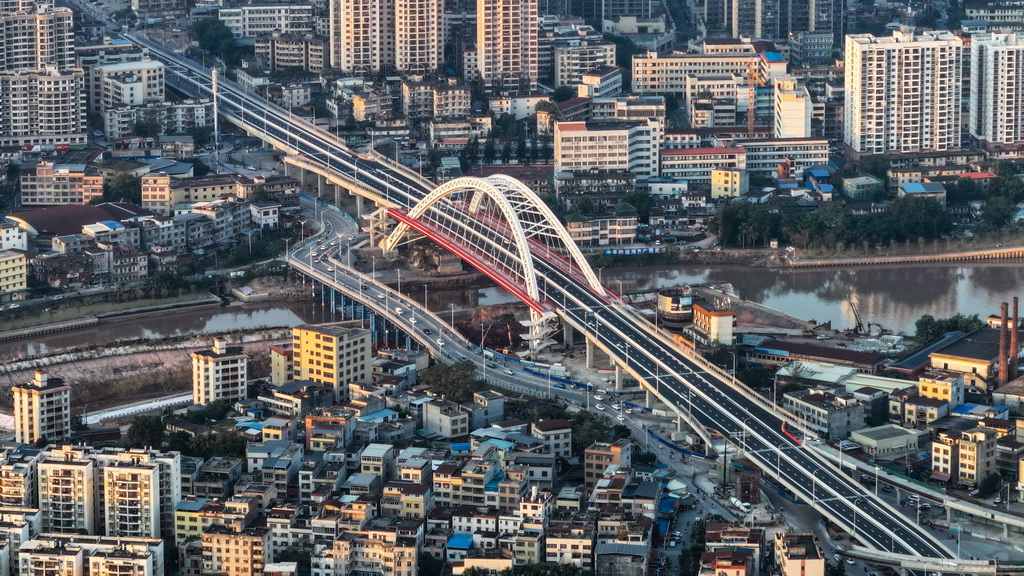 这是重建后的钦江一桥（12月17日摄，无人机照片）。新华社记者 张爱林 摄
