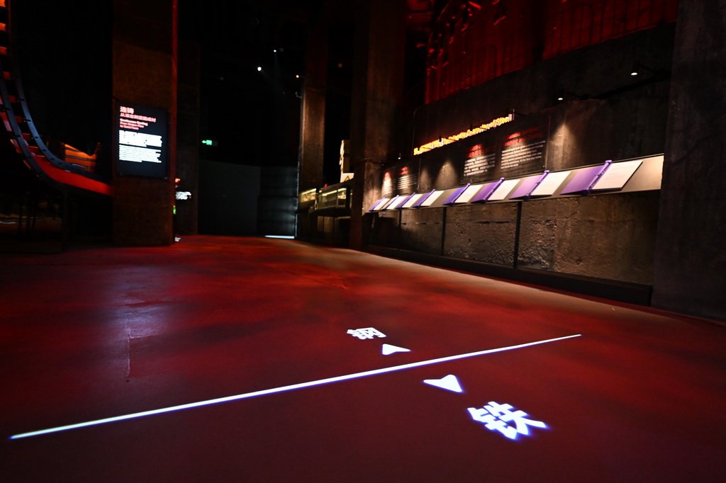 这是12月18日在首钢园三高炉拍摄的“钢铁时代”沉浸展。