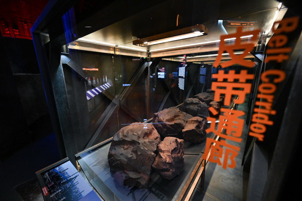 这是12月18日拍摄的“钢铁时代”沉浸展中的“皮带通廊”。在过去,皮带通廊将原料输送至高炉。