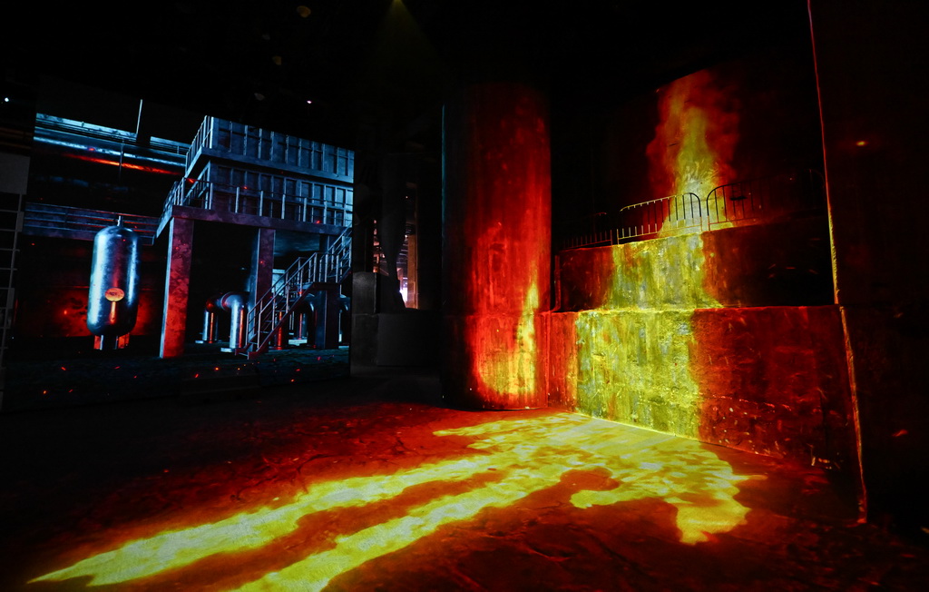 这是12月18日拍摄的“钢铁时代”沉浸展中的“高炉剧场”板块。沉浸式光影再现了铁水从高炉流出的景象。