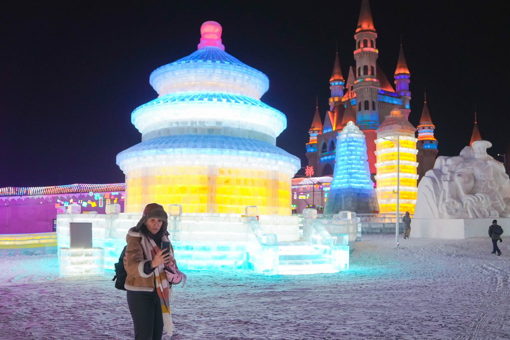 12月18日,外国媒体记者在长春市冰雪新天地景区录制出镜视频。